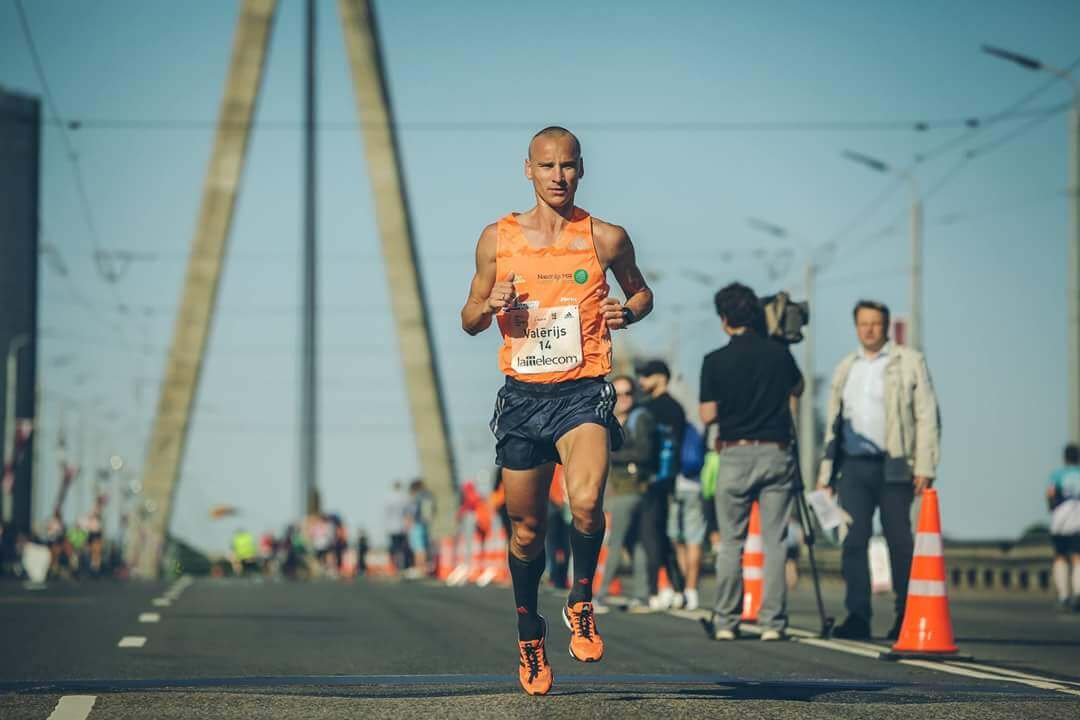 Valērijs Žolnerovičs skrien maratonā – koncentrēts un fokusēts skrējiena laikā.