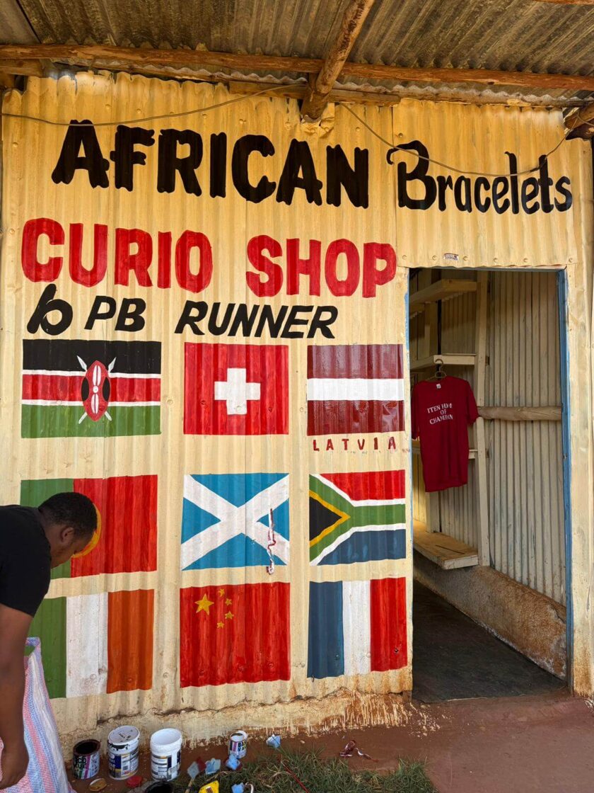 Latviesu karogs Itena, Kenija