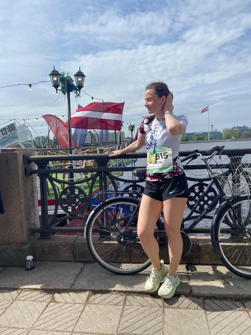 skaista sieviete pēc finiša rīgas maratons