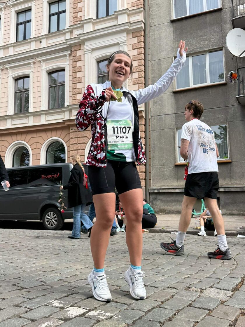 skrējējas prieks par pirmo pusmaratonu